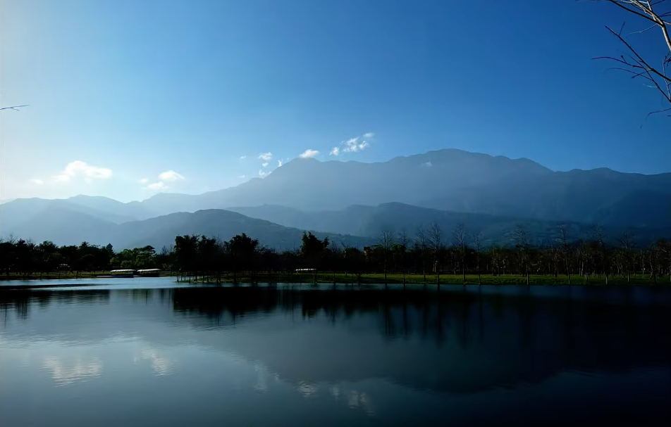北宜公路、蘇花一日遊 曾拌麵 夢話童話星巴克理想門市